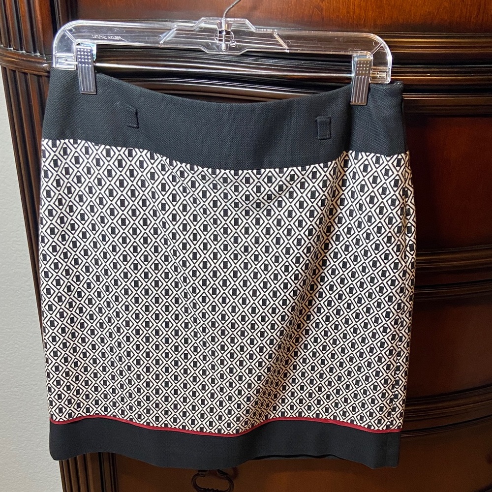 EUC Vintage Ann Taylor Elegant Black and White Patterned Skirt,Red Trim, Size 10